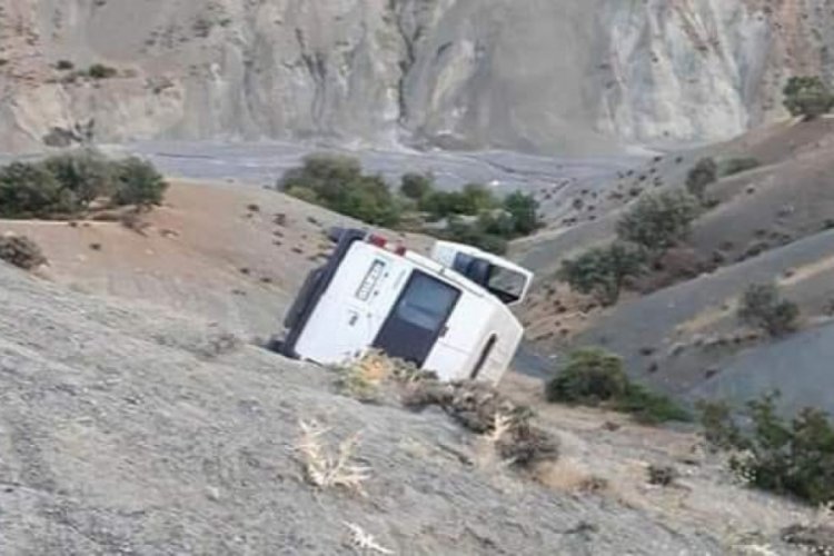 İş&ccedil;ileri taşıyan minib&uuml;s devrildi: 1 &ouml;l&uuml;, 10 yaralı