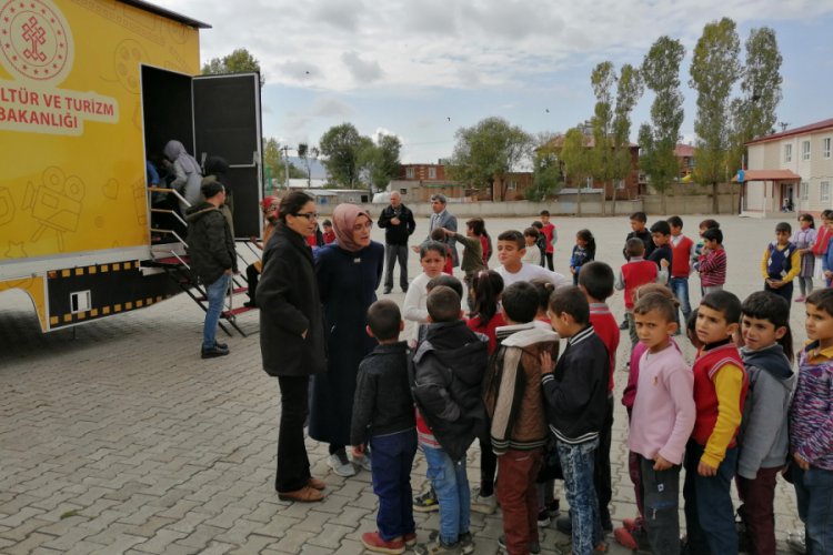 K&ouml;y okulu &ouml;ğrencileri ilk kez sinemayla buluştu