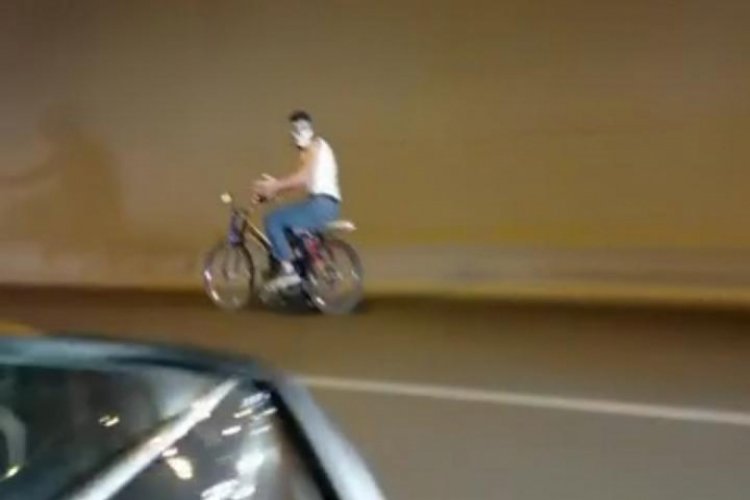 Bursa'da maskeli motosikletlinin tehlikeli yolculuğu