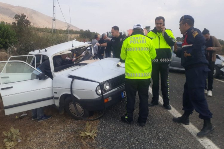 İki otomobil &ccedil;arpıştı: 1 &ouml;l&uuml;, 3 yaralı