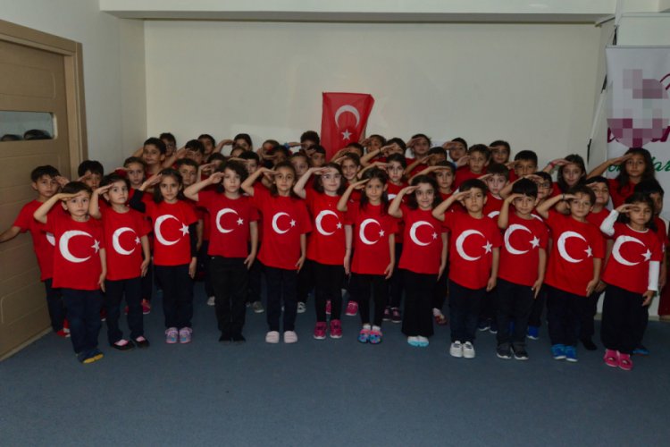Minik &ouml;ğrencilerden "&Ouml;l&uuml;r&uuml;m T&uuml;rkiyem" t&uuml;rk&uuml;s&uuml;