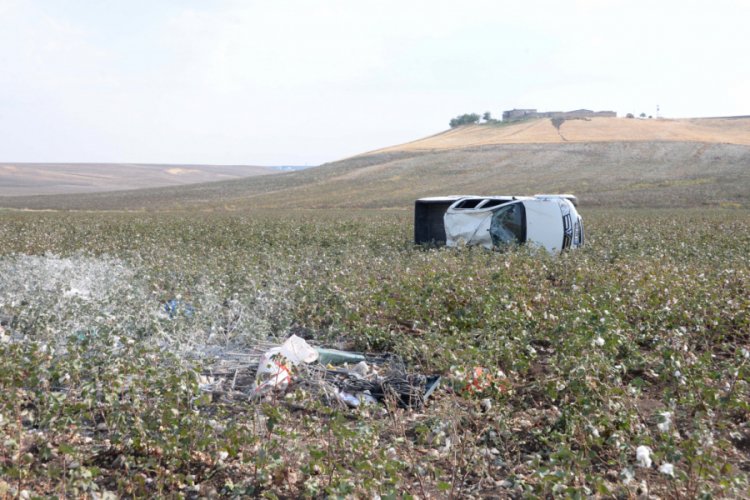 İş&ccedil;i taşıyan kamyonet takla attı