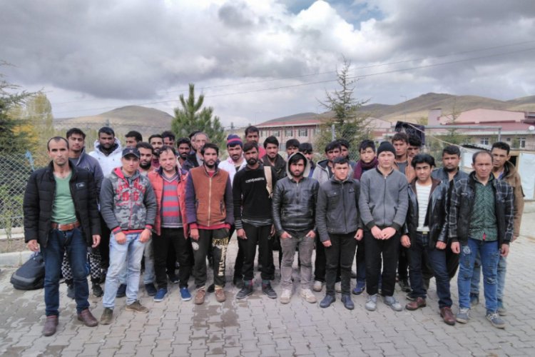 Polisin durdurduğu minib&uuml;ste 31 ka&ccedil;ak g&ouml;&ccedil;men yakalandı
