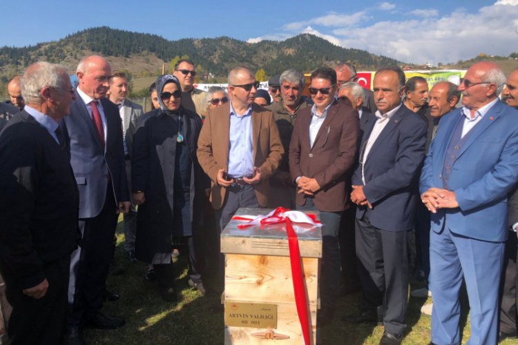 Şavşatlı arıcılardan Mehmet&ccedil;iğe 'ballı' destek