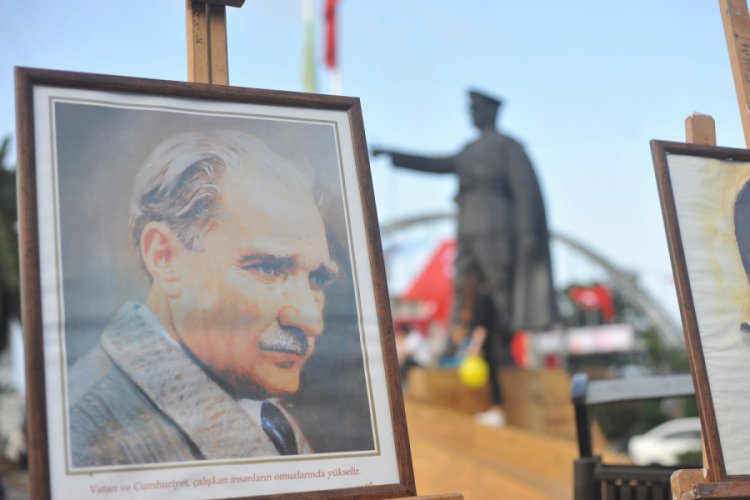 Biriktirdiği Atat&uuml;rk fotoğrafları ile sergi a&ccedil;tı