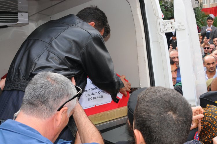 Cenaze aracına girerek şehit oğlunun tabutuna sarıldı