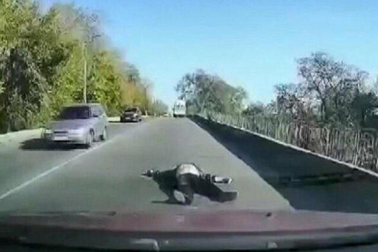 Ambulanstan yola b&ouml;yle d&uuml;şt&uuml;!