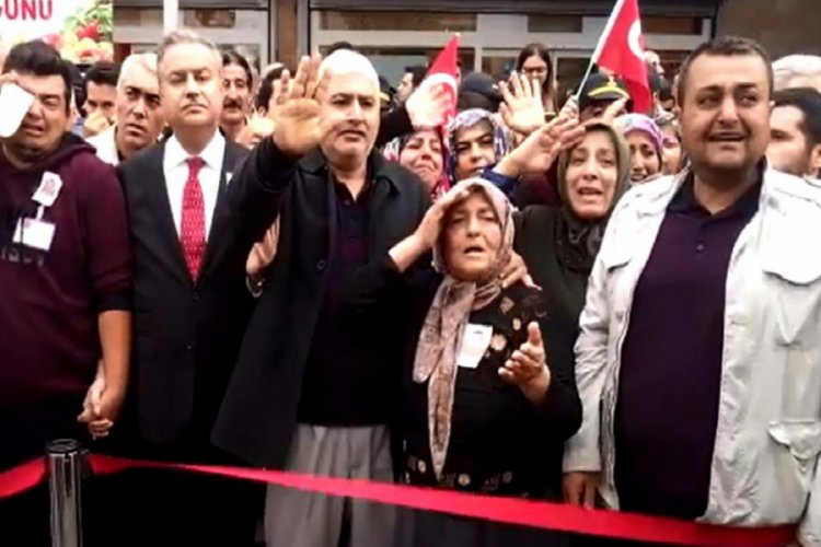 Şehit torununu asker selamıyla uğurladı