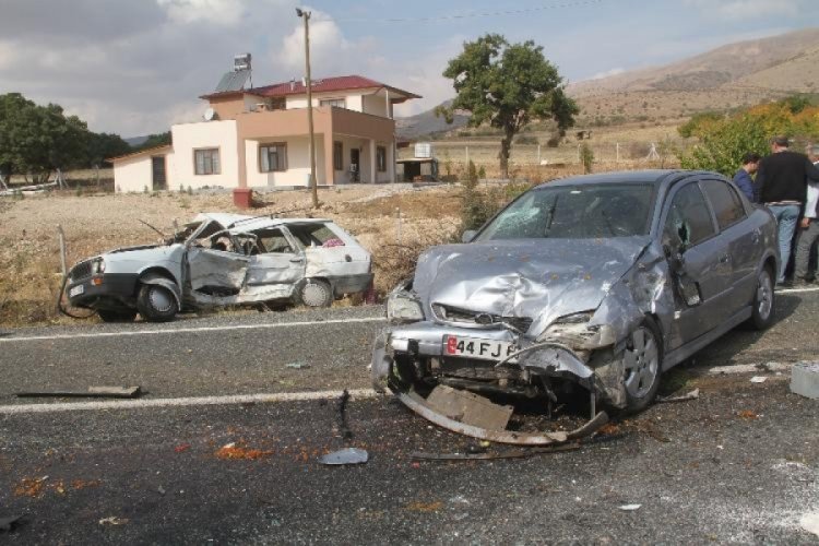 Elazığ'daki kazada &ouml;l&uuml; sayısı 2'ye y&uuml;kseldi