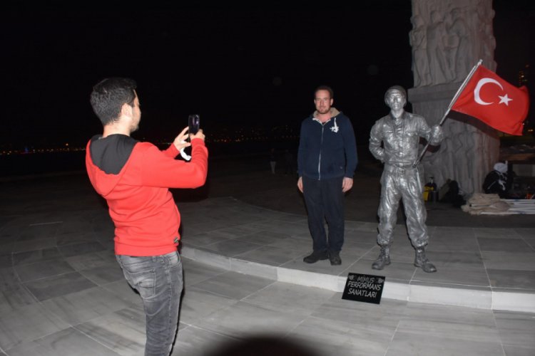29 Ekim Cumhuriyet Bayramı ve şehitler i&ccedil;in 24 saatlik canlı heykel g&ouml;sterisi