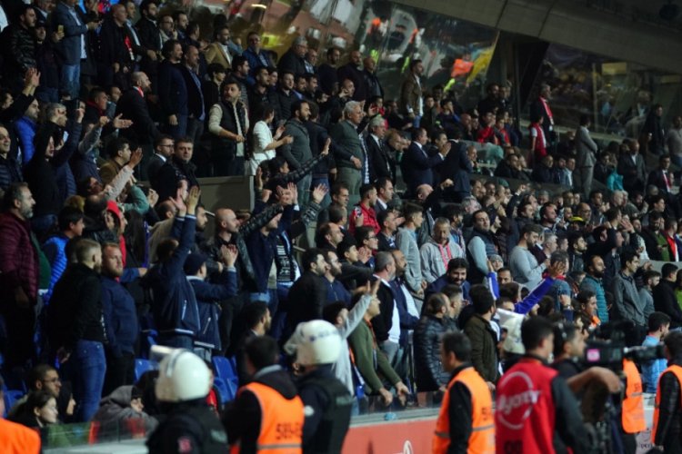 Başakşehir'de trib&uuml;nler karıştı