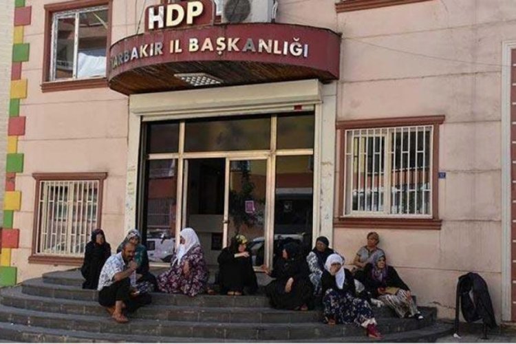 Diyarbakır'da evlatlarını bekleyen ailelerden su&ccedil; duyurusu