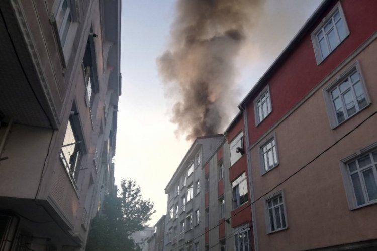 Binanın &ccedil;atısı alev alev yandı