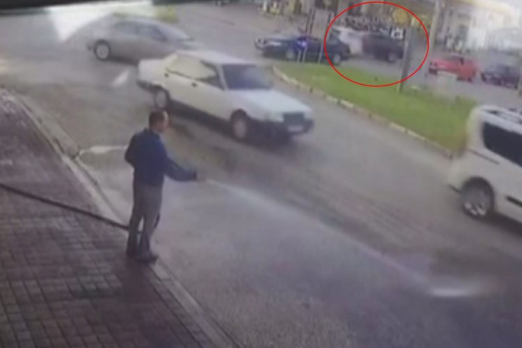 Bursa'da otomobillerin &ccedil;arpışması kamerada