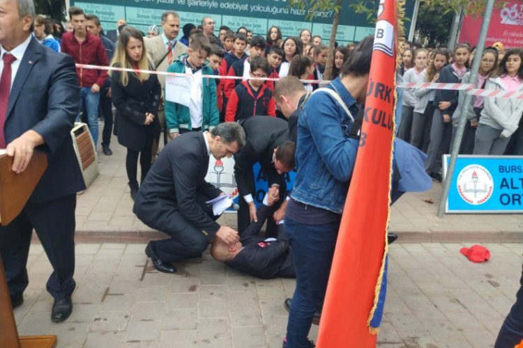 Bursa'da kaymakam konuşurken yere yığıldı