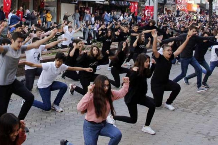 2 bin kişi aynı anda zeybek oynadı