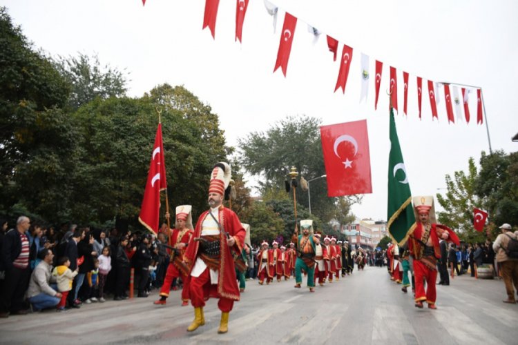 Bursa İneg&ouml;l'de Cumhuriyet Bayramı sevinci sokaklara taştı