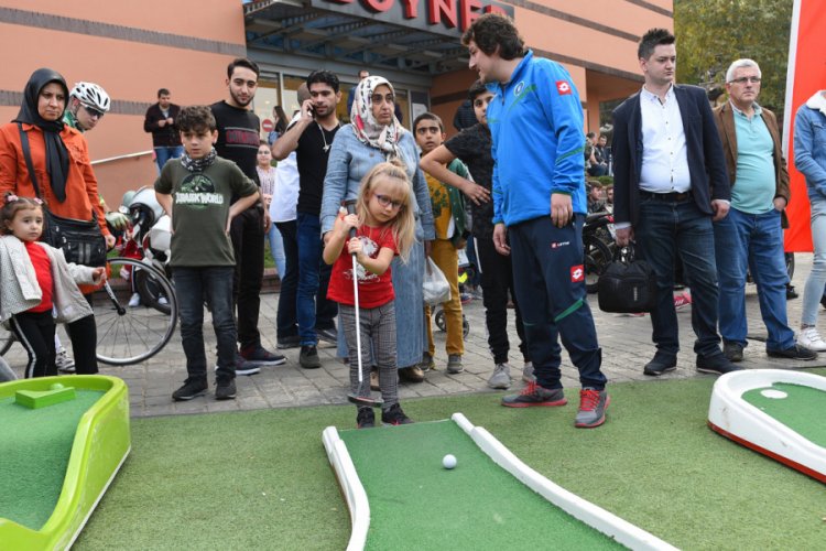 Bursa'da Cumhuriyet Bayramı'nda gen&ccedil;lik meydanlarda