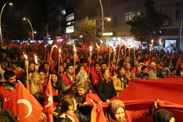 Binlerce kişi T&uuml;rk bayraklarıyla y&uuml;r&uuml;d&uuml;