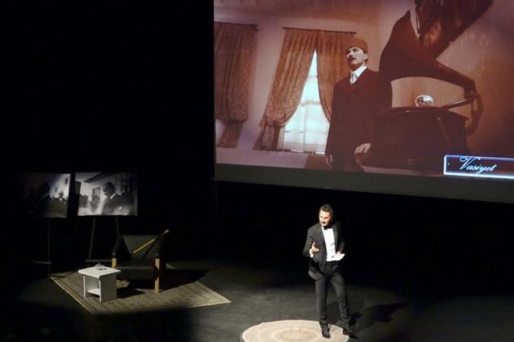 Atat&uuml;rk'&uuml;n hayatını 'Vasiyet' adlı tek kişilik g&ouml;steriyle anlattı