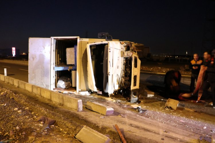 Kontrolden &ccedil;ıkan kamyon yan yattı: 3 yaralı