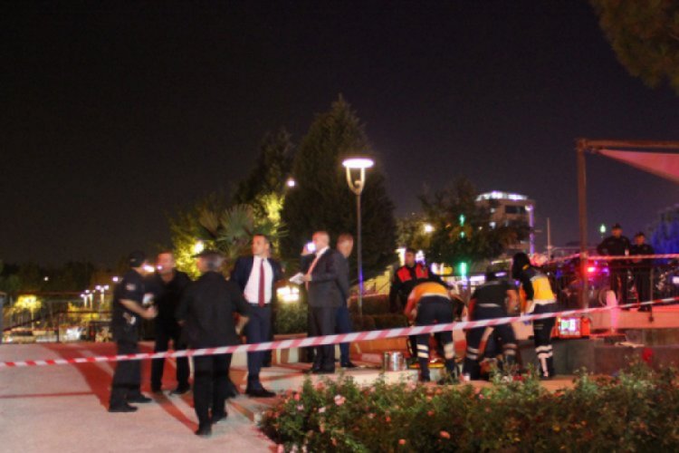 Eşinin &ouml;n&uuml;nde hakaret edilince silahını &ccedil;ıkardı: 2 &ouml;l&uuml;