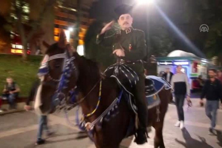 Bursa'da atla gezip Atat&uuml;rk'&uuml; canlandırdı