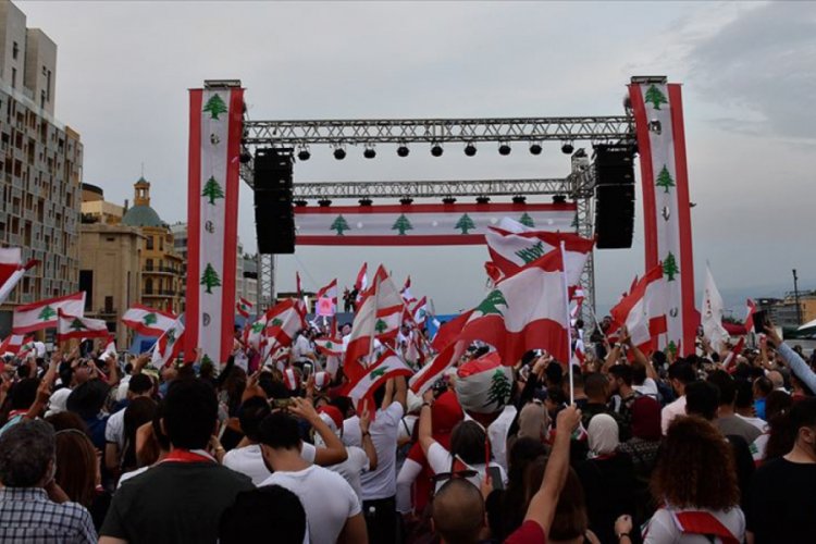 L&uuml;bnan'da Başbakanın istifasına rağmen g&ouml;steriler devam ediyor