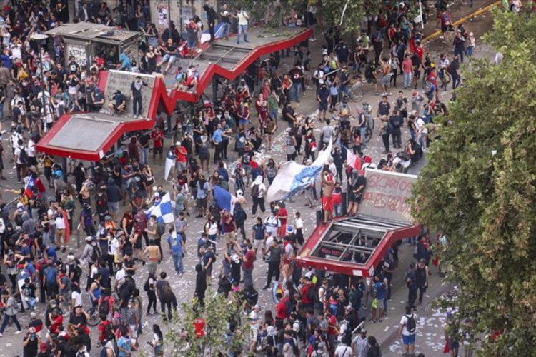 Şili'deki g&ouml;sterilerde bug&uuml;ne kadar 20 kişi hayatını kaybetti