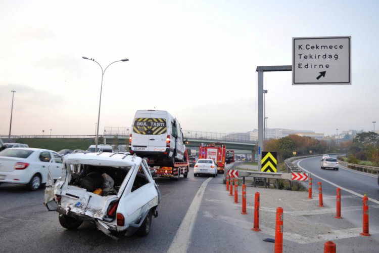 Servis aracı otomobile &ccedil;arptı: 1 ağır yaralı