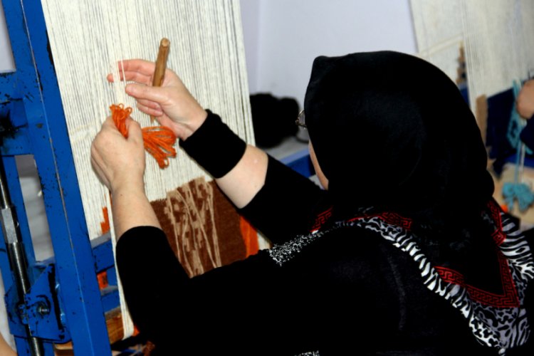 Bin yıllık motifler ilmek ilmek kilimlere işleniyor