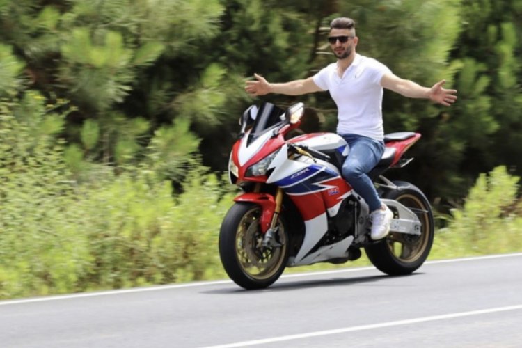 Motosikletli magandanın tek teker ve makas ter&ouml;r&uuml;