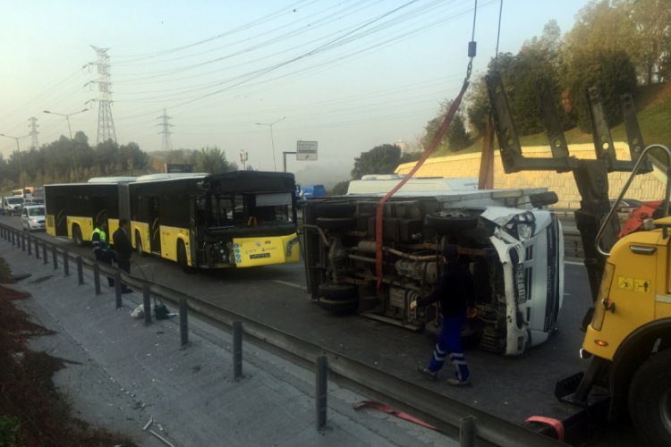 İETT otob&uuml;s&uuml; park halindeki kamyonete &ccedil;arptı