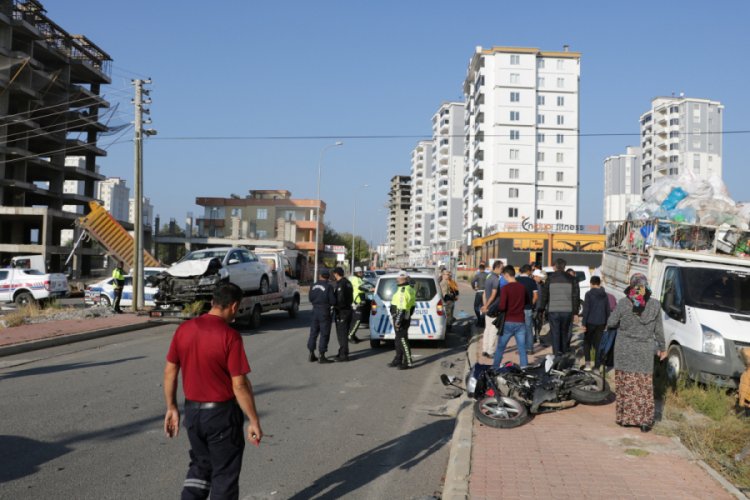 Otomobil ile &ccedil;arpışan motosiklet s&uuml;r&uuml;c&uuml;s&uuml; yaralandı