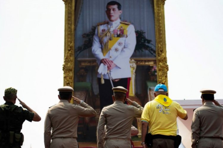 Tayland Kralı 4 g&ouml;revliyi daha kovdu, 2'si zinayla su&ccedil;lanıyor