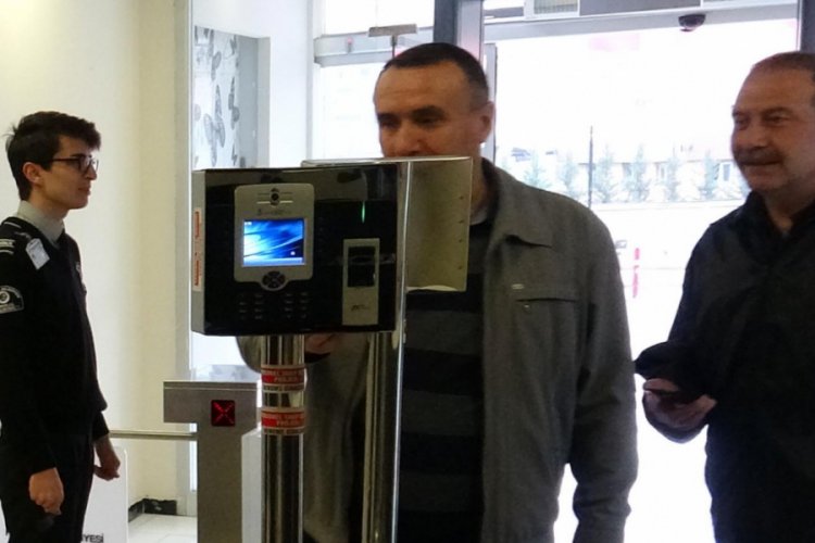 Başkan i&ccedil;eri almayınca bu kez mesaiye zamanında geldiler