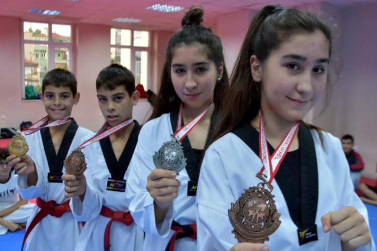 İkiz kız ve erkek tekvandocular, başarılarıyla dikkat &ccedil;ekiyor