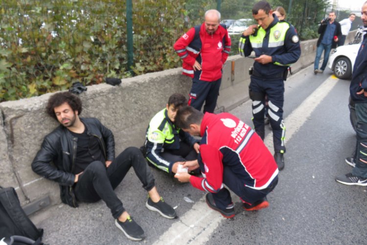 Motosikletli trafik polisi kazada yaralandı