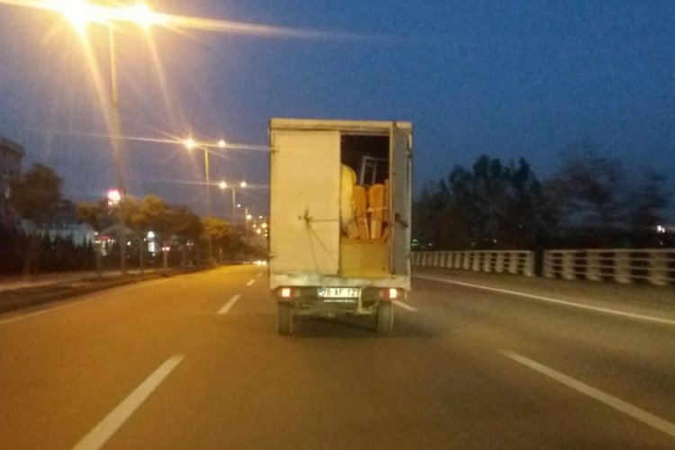 Kapısı iple tutturulan kamyonetle tehlikeli yolculuk