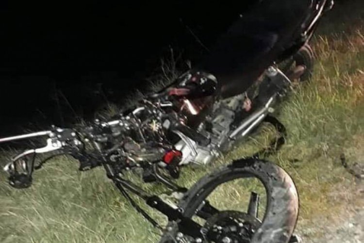 Otomobil ile motosiklet kafa kafaya &ccedil;arpıştı: 2 &ouml;l&uuml;, 1 yaralı