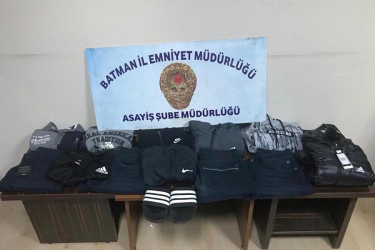 Poşet i&ccedil;erisine d&uuml;zenek yerleştirip 15 bin liralık kıyafet &ccedil;aldılar