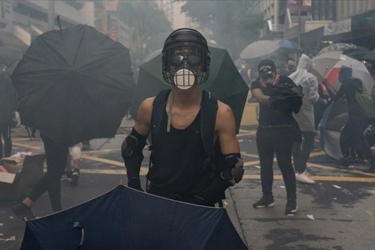 Hong Kong'un eski y&ouml;neticisinden 'gen&ccedil;ler radikalleştiriliyor' a&ccedil;ıklaması