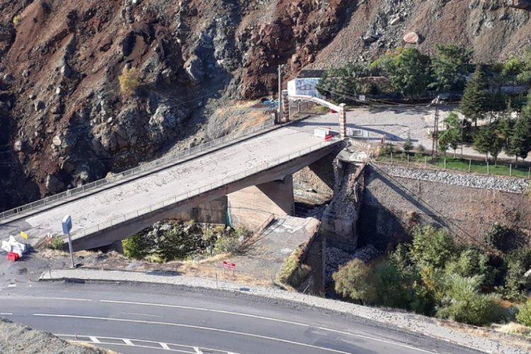 Heyelan riski bulunan il&ccedil;edeki tarihi k&ouml;pr&uuml; &ccedil;&ouml;kt&uuml;