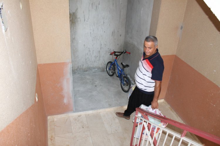Asans&ouml;r&uuml; olmayan binadaki dairesine pazar alışverişini vin&ccedil;le &ccedil;ıkardı