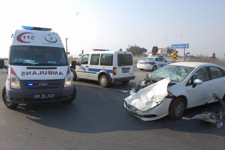 Kamyonla &ccedil;arpışan otomobil hurdaya d&ouml;nd&uuml;