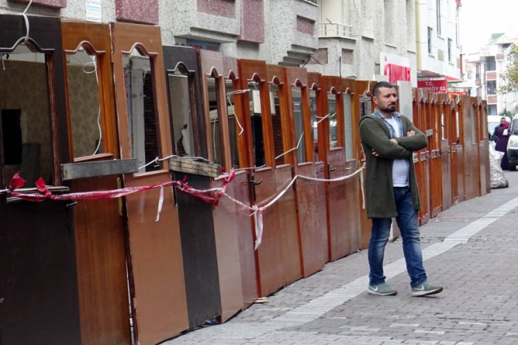 Avcılar'da riskli binada "kapılı" &ouml;nlem