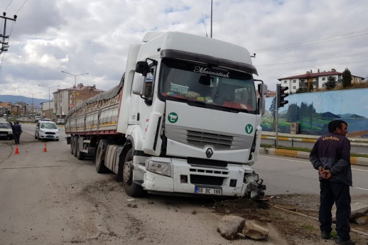 Kırmızı ışık ihlali yapan tır otomobile &ccedil;arptı: 4 yaralı