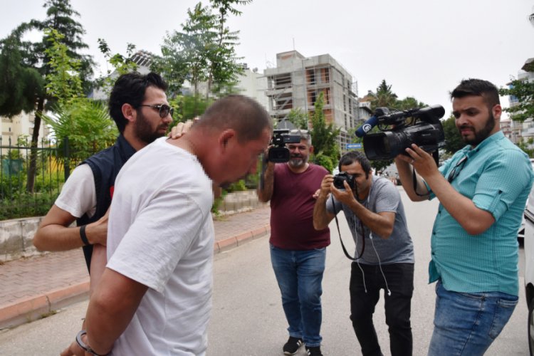 Arkadaş katili, cesedin y&uuml;z&uuml;ne yumruk, sırtına tekme atmış