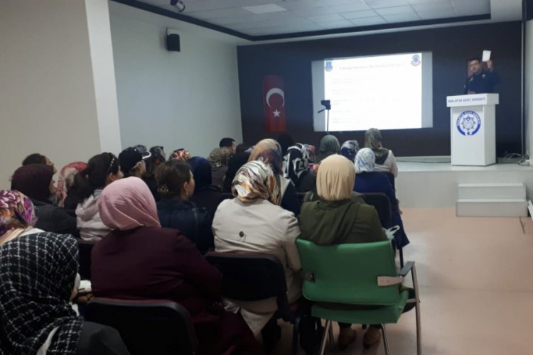 Kadınlara trafik eğitimi verildi