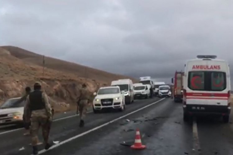 Van'da trafik kazası: 3 &ouml;l&uuml;, 4 yaralı